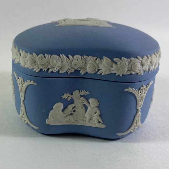 Wedgwood Pale Blue Jasperware Bean Shaped Trinket Box & Lid - Picture 2 of 8